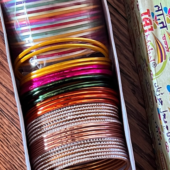 Bangels aluminum/plastic assorted colors Indian Pakistani accessories - Picture 4 of 4